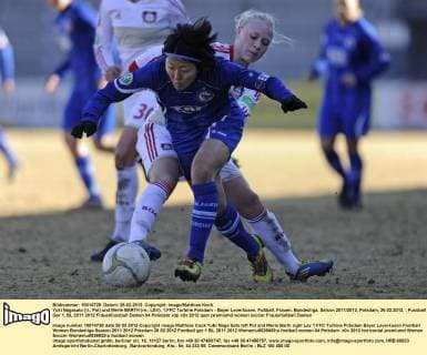 Yuki Nagasato (li., Pot) und Merle BARTH (re., LEV), 1.FFC Turbine Potsdam - Bayer Leverkusen, Fußball, Frauen, Bundesliga, Saison 2011 2012, Potsdam, 26.02.2012,