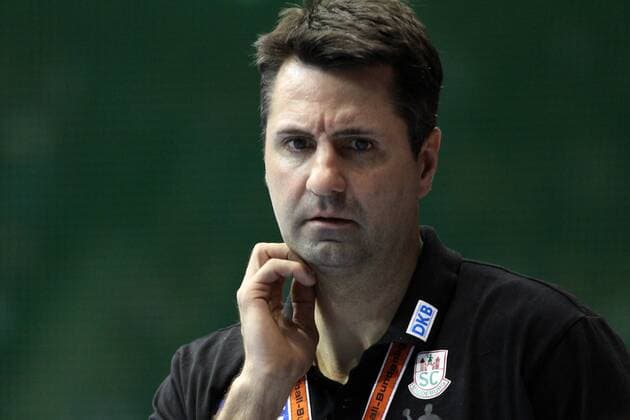 26.02.2012, Magdeburg, Sachsen-Anhalt, DEU - Handball Bundesligaspiel SC Magdeburg gegen Eintracht Hildesheim in der GETEC-Arena,Co-Trainer Dirk Pauling (Magdeburg,) nachdenklich, 119D260212SCM-Hildesheim.jpg