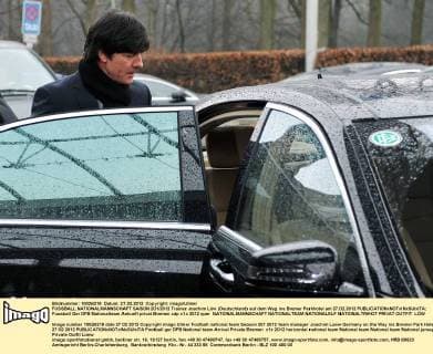 FUSSBALL NATIONALMANNSCHAFT SAISON 201 2012 Trainer Joachim Löw (Deutschland) auf dem Weg ins Bremer Parkhotel am 27.02.2012 