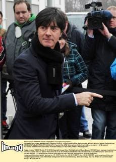 FUSSBALL NATIONALMANNSCHAFT SAISON 201 2012 Trainer Joachim Löw (Deutschland) auf dem Weg ins Bremer Parkhotel am 27.02.2012 