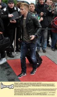 FUSSBALL NATIONALMANNSCHAFT SAISON 201 2012 Marco Reus (Deutschland) auf dem Weg ins Bremer Parkhotel am 27.02.2012 