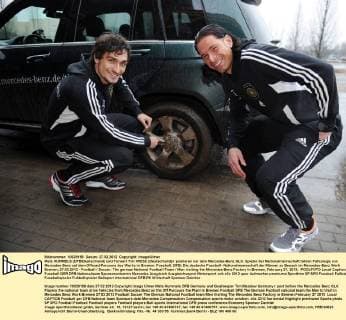 Mats HUMMELS (DFB Deutschland) und Torwart Tim WIESE (Deutschland) r postieren vor dem Mercedes-Benz GLK. Spieler der Nationalmannschaft fahren Fahrzeuge von Mercedes-Benz auf dem Offroad-Parcours des Werks in Bremen: Fussball: DFB: Die deutsche Fussball- Nationalmannschaft der Männer zu Besuch im Mercedes-Benz Werk Bremen, 27.02.2012 - Football Soccer: The german National Football-Team Men visiting the Mercedes-Benz Factory in Bremen, February 27, 2012. -POOLFOTO Local Caption