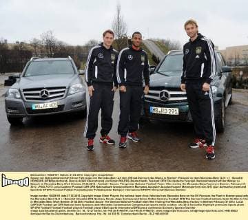 Spieler der Nationalmannschaft fahren Fahrzeuge von Mercedes-Benz auf dem Offroad-Parcours des Werks in Bremen: Posieren vor dem Mercedes-Benz GLK: v.l.: Benedikt HÖWEDES (DFB Deutschland), Dennis AOGO (Deutschland) und Simon ROLFES (Deutschland). Fussball: DFB: Die deutsche Fussball- Nationalmannschaft der Männer zu Besuch im Mercedes-Benz Werk Bremen, 27.02.2012 - Football Soccer: The german National Football-Team Men visiting the Mercedes-Benz Factory in Bremen, February 27, 2012. -POOLFOTO Local Caption