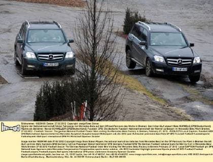 Spieler der Nationalmannschaft fahren Fahrzeuge von Mercedes-Benz auf dem Offroad-Parcours des Werks in Bremen: Den linken GLK steuert Mats HUMMELS (DFB Deutschland). REchts als Beifahrer: Marcel SCHMELZER (DFB Deutschland). Fussball: DFB: Die deutsche Fussball- Nationalmannschaft der Männer zu Besuch im Mercedes-Benz Werk Bremen, 27.02.2012 - Football Soccer: The german National Football-Team Men visiting the Mercedes-Benz Factory in Bremen, February 27, 2012. -POOLFOTO Local Caption