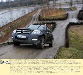 Spieler der Nationalmannschaft fahren Fahrzeuge von Mercedes-Benz auf dem Offroad-Parcours des Werks in Bremen: Fussball: DFB: Die deutsche Fussball- Nationalmannschaft der Männer zu Besuch im Mercedes-Benz Werk Bremen, 27.02.2012 - Football Soccer: The german National Football-Team Men visiting the Mercedes-Benz Factory in Bremen, February 27, 2012. -POOLFOTO Local Caption