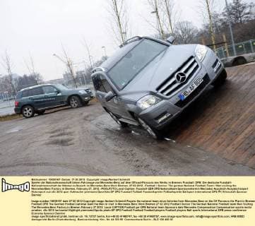 Spieler der Nationalmannschaft fahren Fahrzeuge von Mercedes-Benz auf dem Offroad-Parcours des Werks in Bremen: Fussball: DFB: Die deutsche Fussball- Nationalmannschaft der Männer zu Besuch im Mercedes-Benz Werk Bremen, 27.02.2012 - Football Soccer: The german National Football-Team Men visiting the Mercedes-Benz Factory in Bremen, February 27, 2012. -POOLFOTO Local Caption