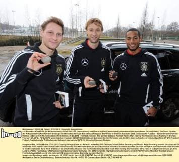 v.l.: Benedikt HÖWEDES (DFB Deutschland), Simon ROLFES (Deutschland) und Dennis AOGO (Deutschland) präsentieren den erworbenen Offroad-Stein The Rock . Spieler der Nationalmannschaft fahren Fahrzeuge von Mercedes-Benz auf dem Offroad-Parcours des Werks in Bremen: Fussball: DFB: Die deutsche Fussball- Nationalmannschaft der Männer zu Besuch im Mercedes-Benz Werk Bremen, 27.02.2012 - Football Soccer: The german National Football-Team Men visiting the Mercedes-Benz Factory in Bremen, February 27, 2012. -POOLFOTO Local Caption