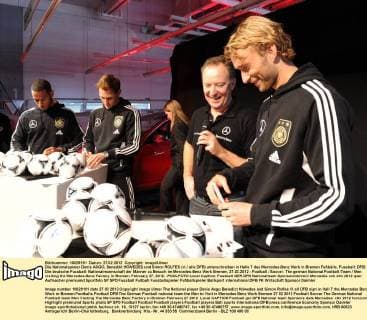 Die Nationalspieler Denis AOGO, Benedikt HÖWEDES und Simon ROLFES (vl. alle DFB) unterschreiben in Halle 7 des Mercedes-Benz Werk in Bremen Fußbälle. Fussball: DFB: Die deutsche Fussball- Nationalmannschaft der Männer zu Besuch im Mercedes-Benz Werk Bremen, 27.02.2012 - Football Soccer: The german National Football-Team Men visiting the Mercedes-Benz Factory in Bremen, February 27, 2012. -POOLFOTO Local Caption