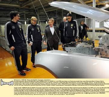 Die Nationalspieler Marcel SCHMELZER, Mats HUMMELS und Tim WIESE (vl. alle DFB) besichtigen ein Explosionsmodell des neuen Mercedes-Benz C-Klasse Cabrio. Fussball: DFB: Die deutsche Fussball- Nationalmannschaft der Männer zu Besuch im Mercedes-Benz Werk Bremen, 27.02.2012 - Football Soccer: The german National Football-Team Men visiting the Mercedes-Benz Factory in Bremen, February 27, 2012. -POOLFOTO Local Caption