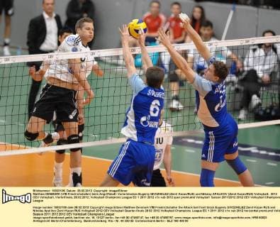 Matthew DENMARK (VfB Friedrichshafen) beim Angriffsball. Vorne blocken Eugeniy SIVOZHELEZ (Zenit Kazan RUS) und Nikolay APALIKOV (Zenit Kazan RUS) Volleyball, 2012 CEV Volleyball, Viertelfinale, 28.02.2012