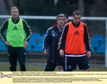 Anweisungen - Trainer Rainer Adrion (Deutschland) - Training U 21 Nationalmannschaft in der Sportschule Abtnaundorf Leipzig - 28.02.2012,Mann,Männer