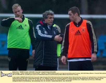 Anweisungen - Trainer Rainer Adrion (Deutschland) - Training U 21 Nationalmannschaft in der Sportschule Abtnaundorf Leipzig - 28.02.2012,Mann,Männer