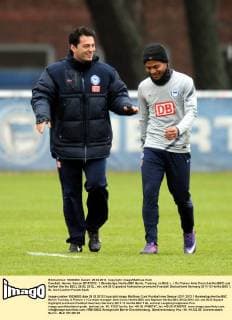 Fussball, Herren, Saison 2011 2012, 1. Bundesliga, Hertha BSC Berlin, Training, im Bild: v. l. Co-Trainer Ante Covic (Hertha BSC) und Raffael (Hertha BSC), 29.02. 2012,