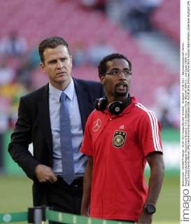 Stuttgart, 10.08.2011 ; Nationalmannschaft Herren, Fussball-Freundschaftsspiel-Deutschland-Brasilien 3-2 in Stuttgart Oliver Bierhoff (GER)-li.- und Cacau (GER)-re.- Sport,Fussball,Herren,Männer,DFB,international,Freundschaftsspiel,CBF, Porträt,Brille,Interview,Mimik,hoch