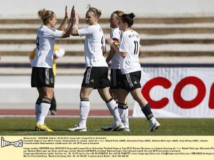 Fussball, Algarve Cup 2012, Frauen, Deutschland vs. Island, Jubel bei v.l.n.r. Babett Peter (GER), Alexandra Popp (GER), Melanie Behringer (GER), Anja Mittag (GER)