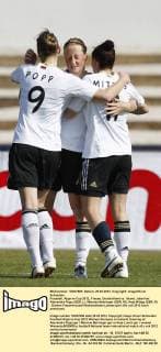 Fussball, Algarve Cup 2012, Frauen, Deutschland vs. Island, Jubel bei Alexandra Popp (GER, L), Melanie Behringer (GER, M), Anja Mittag (GER, R)
