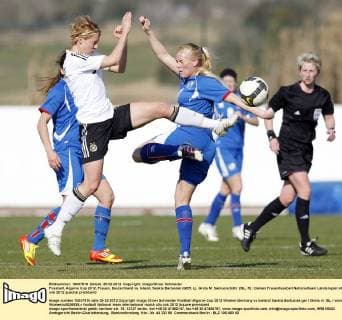 Fussball, Algarve Cup 2012, Frauen, Deutschland vs. Island, Saskia Bartusiak (GER, L), Greta M. Samuelsdottir (ISL, R)