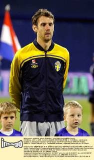 FUSSBALL - CRO vs SWE, Testspiel ZAGREB,KROATIEN,29.FEB.12 - FUSSBALL - Länderspiel, Kroatien vs Schweden, Freundschaftsspiel. Bild zeigt Andreas Isaksson (SWE) mit Kindern. 
