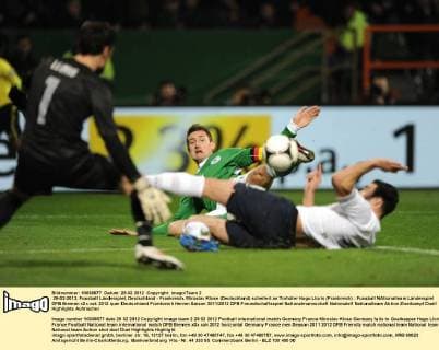 29-02-2012, Fussball Länderspiel, Deutschland - Frankreich, Miroslav Klose (Deutschland) scheitert an Torhüter Hugo Lloris (Frankreich)