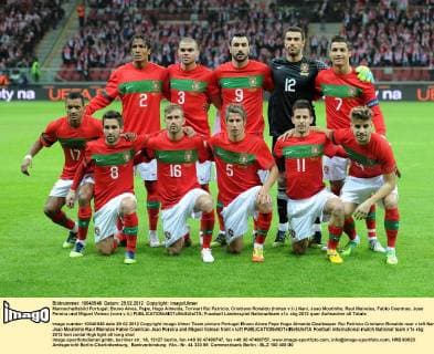 Mannschaftsbild Portugal; Bruno Alves, Pepe, Hugo Almeida, Torwart Rui Patricio, Cristiano Ronaldo (hinten v.li.) Nani, Joao Moutinho, Raul Meireles, Fabio Coentrao, Joao Pereira und Miguel Veloso (vorn v.li.) 