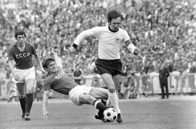 EM Finale 1972 in Brüssel - BR Deutschland - UDSSR 3:0 - Franz Beckenbauer (BRD, re.) gegen Vladimir Troshkine (Mitte) und Anatoli Konkov (beide UDSSR)