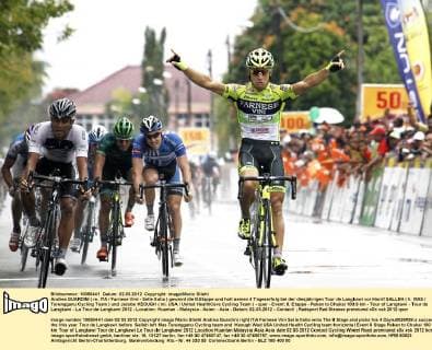 Andrea GUARDINI ( re. ITA Farnese Vini - Selle Italia ) gewinnt die 8.Etappe und holt seinen 4 Tageserfolg bei der diesjährigen Tour de Langkawi vor Harrif SALLEH ( li. MAS Terengganu Cycling Team ) und Jacobe KEOUGH ( mi. USA United HealthCare Cycling Team ) - quer - Event: 8. Etappe - Pekan to Chukai 100.8 km - Tour of Langkawi - Tour de Langkawi - Le Tour de Langkawi 2012 - Location: Kuantan - Malaysia - Asien - Asia - Datum: 02.03.2012 - Contact