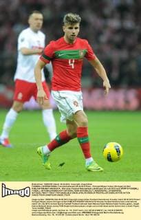 FUSSBALL INTERNATIONAL Freundschaftsspiel 29.02.2012 Polen - Portugal Miguel Veloso (Portugal) am Ball 