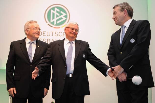 v.r. Wolfgang NIERSBACH (DFB Präsident), der scheidende DFB Präsident Dr. Theo ZWANZIGER und Horst R. SCHMIDT (DFB-Schatzmeister), Ausserordentlicher DFB-Bundestag am 02.03.2012 in Frankfurt Deutschland, POOLFOTO