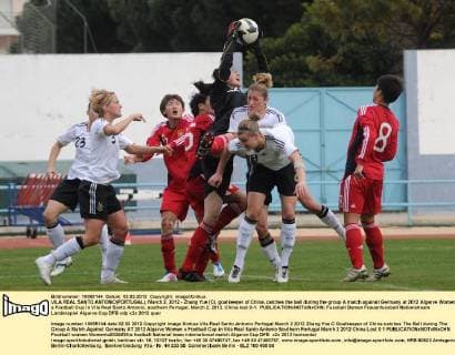 VILA REAL SANTO ANTONIO(PORTUGAL), March 2, 2012 - Zhang Yue (C), goalkeeper of China, catches the ball during the group A match against Germany at 2012 Algarve Women s Football Cup in Vila Real Santo Antonio, southern Portugal, March 2, 2012. China lost 0-1. 