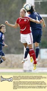 Fussball, Algarve Cup 2012, Frauen, Dänemark vs. Japan, Saki Kumagai (JPN, R), Sanne T. Nielsen (DEN, L)