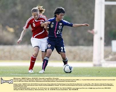 Fussball, Algarve Cup 2012, Frauen, Dänemark vs. Japan, Mai Kyokawa (JPN, R), Mariann Gajhede Knudsen (DEN, L)