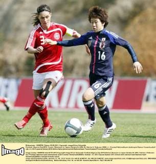 Fussball, Algarve Cup 2012, Frauen, Dänemark vs. Japan, Kanako Ito (JPN, R), Katrine S. Pedersen (DEN, L)