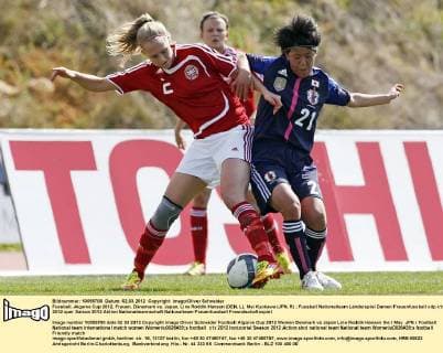 Fussball, Algarve Cup 2012, Frauen, Dänemark vs. Japan, Line Roddik Hansen (DEN, L), Mai Kyokawa (JPN, R)