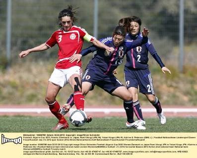Fussball, Algarve Cup 2012, Frauen, Dänemark vs. Japan, Rumi Utsugi (JPN, M), Yukari Kinga (JPN, R), Katrine S. Pedersen (DEN, L)