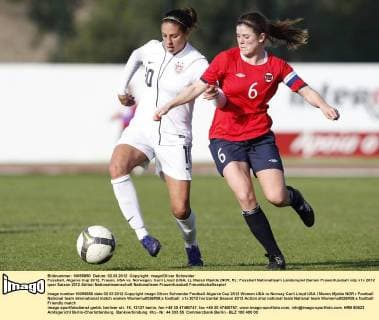 Fussball, Algarve Cup 2012, Frauen, USA vs. Norwegen, Carli Lloyd (USA, L), Maren Mjelde (NOR, R)