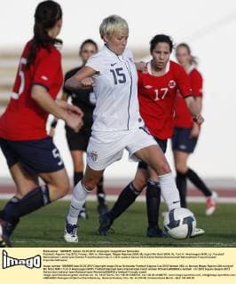Fussball, Algarve Cup 2012, Frauen, USA vs. Norwegen, Megan Rapinoe (USA, M), Ingrid Mo Wold (NOR, R), Toril H. Akerhaugen (NOR, L)