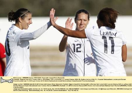 Fussball, Algarve Cup 2012, Frauen, USA vs. Norwegen, Carli Lloyd (USA, L), Lauren Cheney (USA, M), Sydeny Leroux (USA, R)