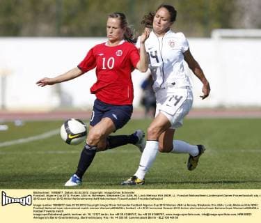Fussball, Algarve Cup 2012, Frauen, USA vs. Norwegen, Stephanie Cox (USA, R), Lindy Melissa Wiik (NOR, L)
