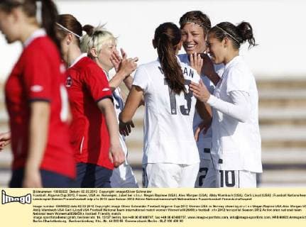 Fussball, Algarve Cup 2012, Frauen, USA vs. Norwegen, Jubel bei v.l.n.r. Megan Rapinoe (USA), Alex Morgan (USA), Abby Wambach (USA), Carli Lloyd (USA)