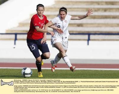 Fussball, Algarve Cup 2012, Frauen, USA vs. Norwegen, Heather O Reilly (USA, R), Nora Holstad Berge (NOR, L)