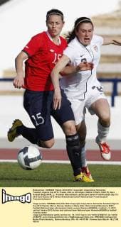 Fussball, Algarve Cup 2012, Frauen, USA vs. Norwegen, Heather O Reilly (USA, R), Nora Holstad Berge (NOR, L)