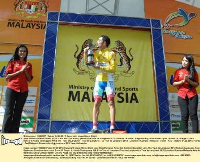 Jose Rodolfo SERPA PEREZ ( COL Androni Giocattoli ) gewinnt die Tour de Langkawi 2012 - Podium - Freude - Siegerehrung - Emotionen - quer - Event: 10. Etappe - Tasik Kenyir to Kuala Terengganu 116.9 km - Tour of Langkawi - Tour de Langkawi - Le Tour de Langkawi 2012 - Location: Kuantan - Malaysia - Asien - Asia - Datum: 04.03.2012 - Contact
