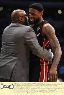 Los Angeles Lakers coach Mike Brown and Miami Heat small forward LeBron James (6) hug before their NBA Basketball Herren USA basketball game in Los Angeles on March 4, 2012.  LAP20120304804