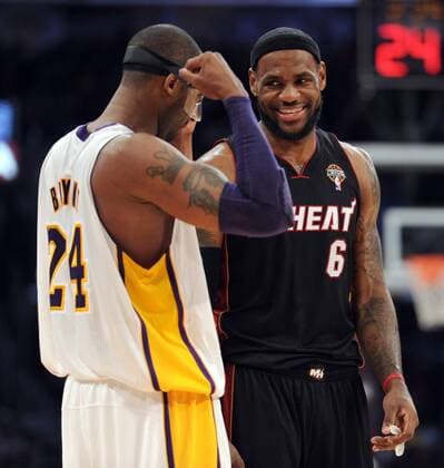 Los Angeles Lakers shootingguard Kobe Bryant (24) and Miami Heat small forward LeBron James (6) in the first half of their NBA Basketball Herren USA basketball game in Los Angeles on March 4, 2012.  LAP20120304807