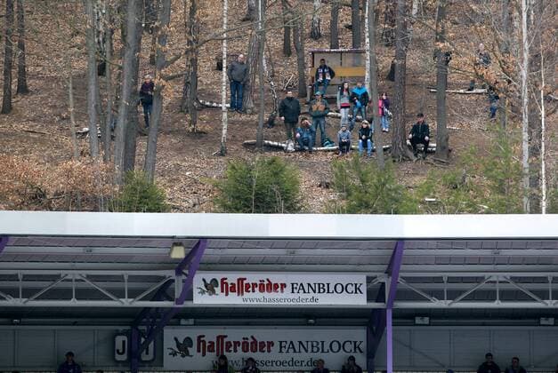 Fußball, Stadiongeschichte FC Erzgebirge Aue GER, 2.FBL, FC Erzgebirge Aue vs FSV Frankfurt 04.03.12, Aue, Sparkassen-Erzgebirgsstadion, GER, Aue , 2.FBL, 24. Spieltag, FC Erzgebirge Aue vs FSV Frankfurt , im Bild Zaungäste Fans haben sich auf Bänken im Wald niedergelassen , um das Spiel zu verfolgen Fanblock during the match between Erzgebirge Aue and FSV Frankfurt on 2012 04 03