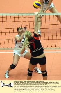 VOLLEYBALL - MEL Final Four, Slavia vs Doprastav SCHWECHAT,AUSTRIA,5.MAR.12 - DIVERS, VOLLEYBALL - MEL Final Four der Damen, Slavia Bratislava vs VK Doprastav Bratislava. Bild zeigt Martina Jelinkova (Doprastav) und Simona Kosova (Slavia). 