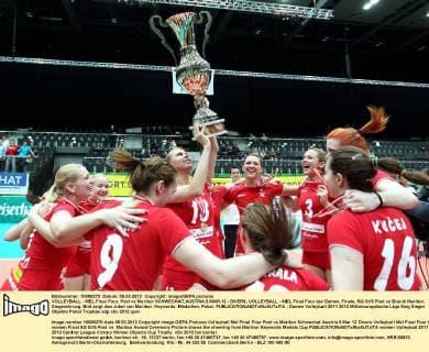 VOLLEYBALL - MEL Final Four, Post vs Maribor SCHWECHAT,AUSTRIA,5.MAR.12 - DIVERS, VOLLEYBALL - MEL Final Four der Damen, Finale, SG SVS Post vs Branik Maribor, Siegerehrung. Bild zeigt den Jubel von Maribor. Keywords: Medaillen, Pokal. 