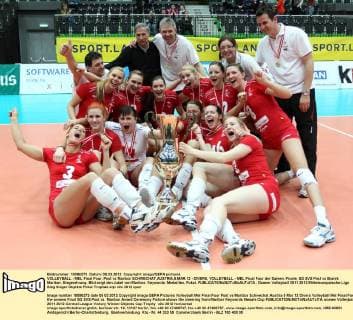VOLLEYBALL - MEL Final Four, Post vs Maribor SCHWECHAT,AUSTRIA,5.MAR.12 - DIVERS, VOLLEYBALL - MEL Final Four der Damen, Finale, SG SVS Post vs Branik Maribor, Siegerehrung. Bild zeigt den Jubel von Maribor. Keywords: Medaillen, Pokal. 