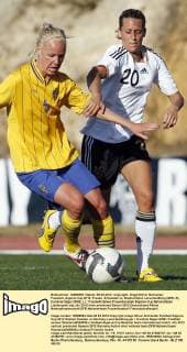 Fussball, Algarve Cup 2012, Frauen, Schweden vs. Deutschland, Lena Goeßling (GER, R), Caroline Seger (SWE, L)