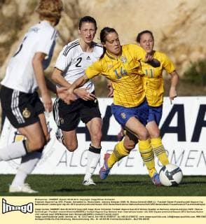 Fussball, Algarve Cup 2012, Frauen, Schweden vs. Deutschland, Johanna Almgren (SWE, R), Bianca Schmidt (GER, L)